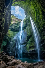 Tuinposter De Madakaripura-waterval is de hoogste waterval in Deep Forest in Oost-Java, Indonesië. © somchairakin