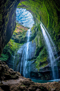 Madakaripura Wasserfall im tiefen Urwald