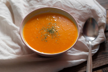 sopa de calabaza con perejil sobre tabla