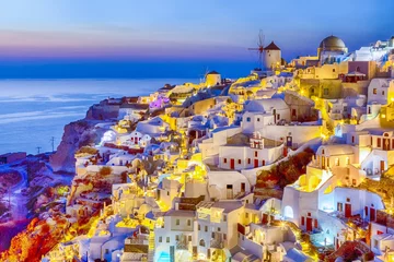 Papier Peint photo Lavable Santorin Traveling and New Destinations Concepts. Romantic Sunset at Santorini Island in Greece. Image Taken in Oia Village At Dusk. Amazing Sunset with White Houses and Windmills in Frame.
