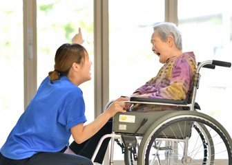 Fototapeta premium 老人介護施設・窓辺でくつろぐ母