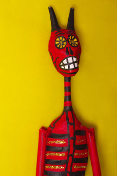 Diablito, artesan&iacute;a de M&eacute;xico, tradicional de papel lleno de colores