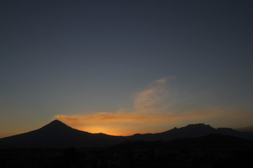 Popocatépetl e Iztaccíhuatl silueta al anochecer.