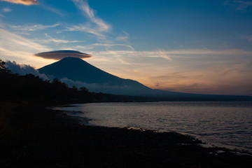 山中湖と笠雲富士山