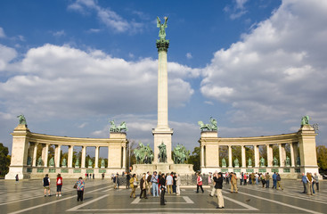 Fototapeta na wymiar Der Heldenplatz in Budapest, der Hauptstadt von Ungarn im späten Nachmittagslicht mit Touristengruppen im Vordergrund