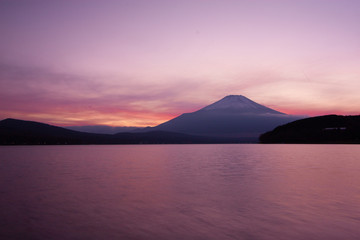 夕焼けの山中湖と富士山