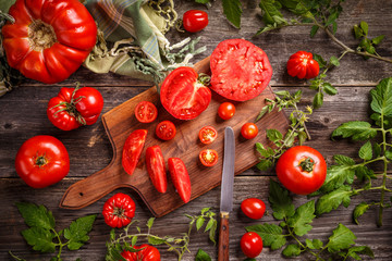 Cutting red tomatoes