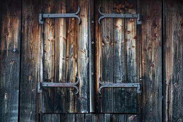 Alte Fentserläden mit Beschlägen