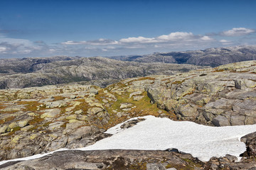 Gletscher im Sommer im Gebirge in Norwegen