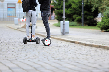 Fototapeta Młodzi ludzie na deskorolkach elektrycznych jadą ulicami miasta Wrocław, hoverboard. obraz