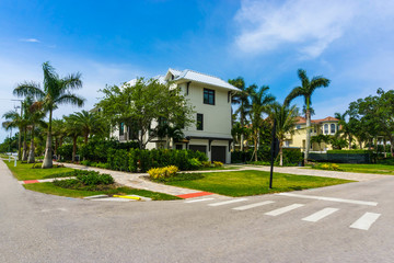 Obraz premium Beautiful road to the beach of Naples, Florida USA