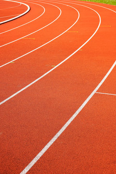 Laufbahnen bzw. Kampfbahnen auf einem Sportplatz