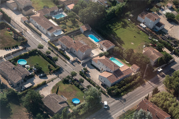 vue aérienne de villas à Noves dans les Bouches-du-Rhône en France