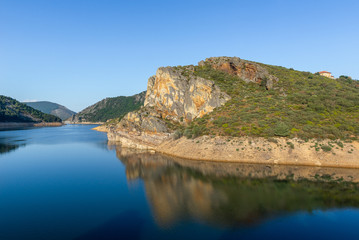 Obraz premium Camporredondo reservoir near Alba de los Cardanos, mountains of Palencia, Spain