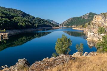 Fototapeta na wymiar Camporredondo reservoir near Alba de los Cardanos, mountains of Palencia, Spain