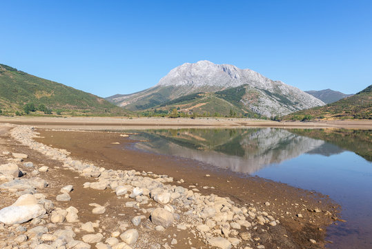 Camporredondo reservoir with Espiguete peak as background, Cardano de Abajo, Palencia, Spain