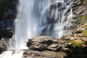 Obraz premium Waterfall hidden in the tropical jungle