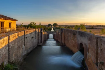 Fotobehang Kanaal Locks of Canal de Castilla in Fromista, Palencia province, Spain