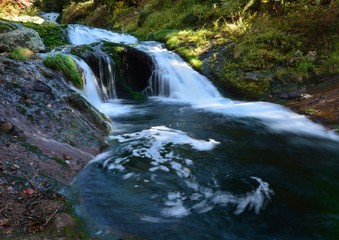 山奥の滝のある川-おしどり隠しの滝