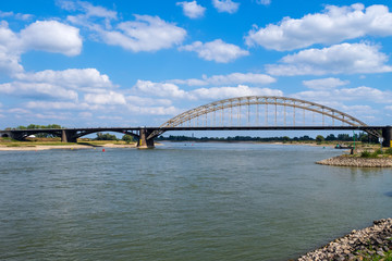 Naklejka premium Most nad Waal w Nijmegen / NL