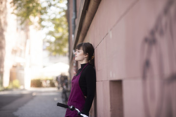 Junge Frau mit Schürze aussen 