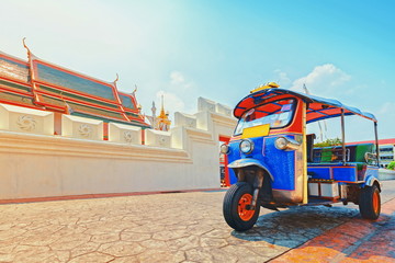 Obraz premium Tuk tuk do samochodów osobowych. Na zwiedzanie Bangkoku.