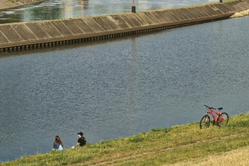 wycieczka rowerowa i spotkanie nad rzeką  - obrazy, fototapety, plakaty