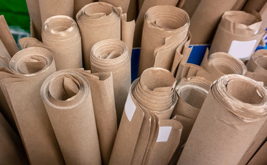 Obraz premium Many rolls of craft paper in stationery store.