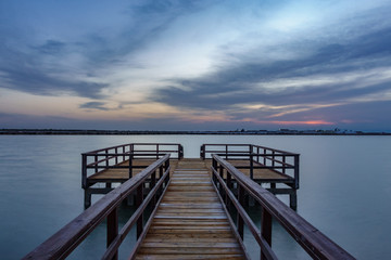 Obraz premium Long exposure of wooden pier at sunrise