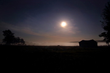 ночной пейзаж с туманом и звездным небом