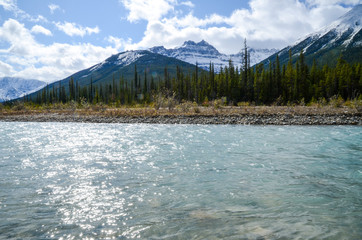 秋のカナディアンロッキー　サンワプタ川と山並み（黄葉なし）　ーアイスフィールド・パークウェイにて（カナダ・アルバータ州）