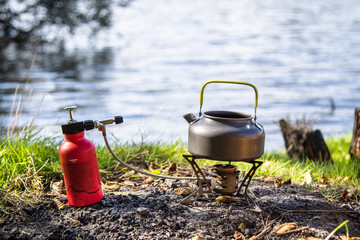 Campingkocher mit Kessel an einem See