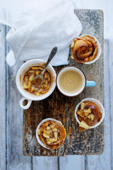 Muffins with apples and caramel
