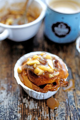 Muffins with apples and caramel