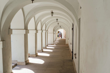 Fototapeta na wymiar Passage between ancient houses, arches