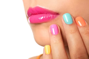 Deurstickers Nagelstudio Mooie jonge vrouw met kleurrijke manicure op witte achtergrond, close-up
