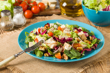 Delicious salad with tofu, tomatoes and walnuts.