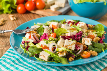 Delicious salad with tofu, tomatoes and walnuts.