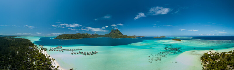 Vue aérienne panoramique de villas de luxe sur pilotis avec palmiers, lagon bleu, plage de sable blanc et montagne Otemanu sur l& 39 île de Bora Bora, Tahiti, Polynésie française (antenne de Bora Bora)