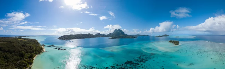 Fototapete Meer / Ozean Panorama-Luftbild von luxuriösen Überwasservillen mit Palmen, blauer Lagune, weißem Sandstrand und Otemanu-Berg auf der Insel Bora Bora, Tahiti, Französisch-Polynesien (Bora Bora Aerial)