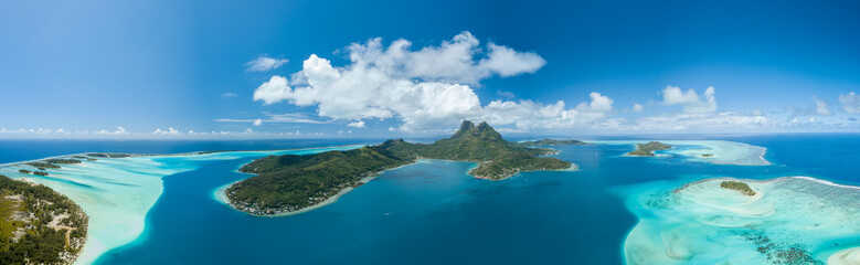 Panorama-Luftbild von luxuriösen Überwasservillen mit Palmen, blauer Lagune, weißem Sandstrand und Otemanu-Berg auf der Insel Bora Bora, Tahiti, Französisch-Polynesien (Bora Bora Aerial)