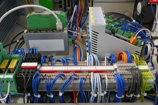Teil eines neuen Bedienfeldes f&uuml;r einen Elektroschen Schaltschrank.  Verkabelung von statischen Energiez&auml;hlern und Leistungsschaltern 