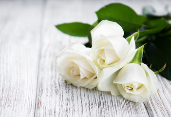 Fototapeta na wymiar White roses on a table