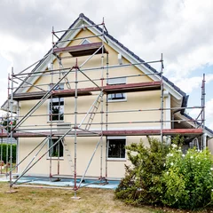 Single-family house with scaffolding © Edler von Rabenstein