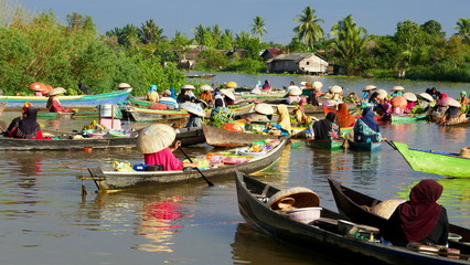 viele Marktfrauen in Ruderbooten handeln auf schwimmenden Markt in Lok Baintan in Kalimantan