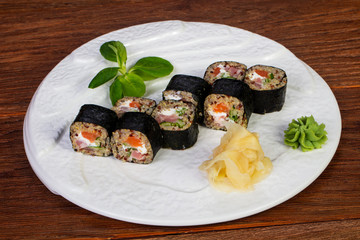 Japanese roll with kinoa and salmon
