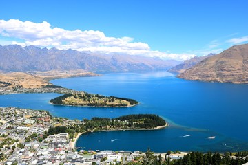 Fototapeta premium Panoramiczny widok na Queenstown z górami i jeziorem Nowej Zelandii