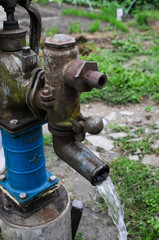 レトロな手動式ポンプ