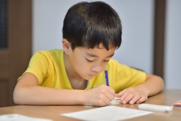 Naklejka premium 勉強する男の子