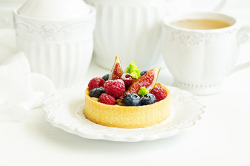 sand tartlet with berries.